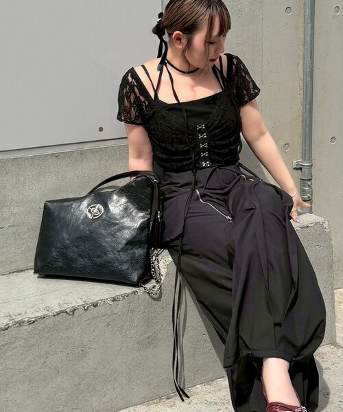 Mavie..7(メヴィセットゥ)の「【Mavie..7】メタルプレートショルダーBAG(ショルダーバッグ・レディース・ブラック・FREE)」の2枚目の写真