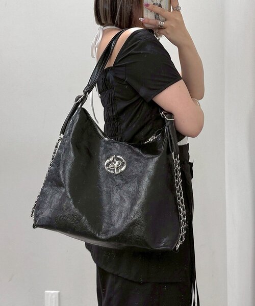 Mavie..7(メヴィセットゥ)の「【Mavie..7】メタルプレートショルダーBAG(ショルダーバッグ・レディース・ブラック・FREE)」の3枚目の写真