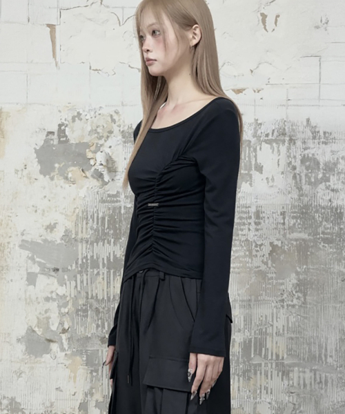 ETRE AU SOMMET(エトレオソメ)の「Drape Wing Shirring Long Sleeve (Black)(Tシャツ/カットソー・レディース・ブラック・FREE)」の2枚目の写真