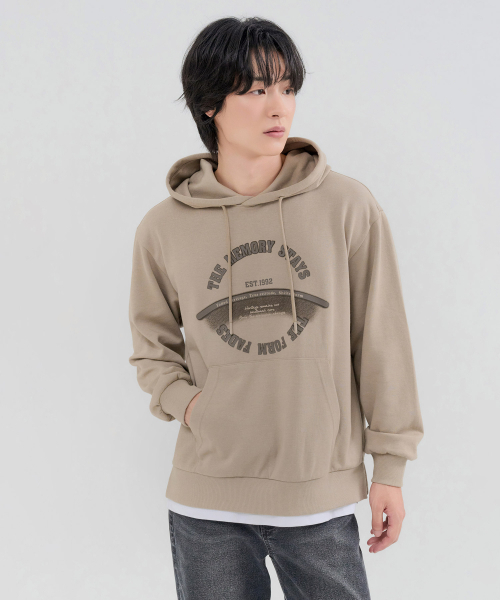 CHASECULT（チェイスカルト）の「メンズ グラフィックレイヤードフードTシャツ-FERK5113B0X（パーカー・メンズ・ベージュ・100/105/95）」の2枚目の写真