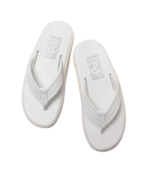 Ray BEAMS(レイビームス)の「ISLAND SLIIPER × Ray BEAMS / 別注 スムース トングサンダル(サンダル・レディース・ホワイト・6/5/7/4)」の1枚目の写真