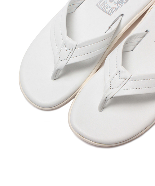 Ray BEAMS(レイビームス)の「ISLAND SLIIPER × Ray BEAMS / 別注 スムース トングサンダル(サンダル・レディース・ホワイト・6/5/7/4)」の3枚目の写真
