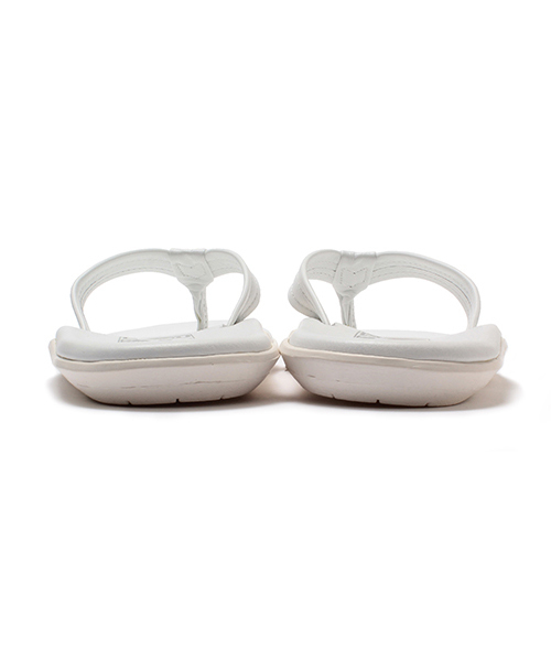 Ray BEAMS(レイビームス)の「ISLAND SLIIPER × Ray BEAMS / 別注 スムース トングサンダル(サンダル・レディース・ホワイト・6/5/7/4)」の5枚目の写真