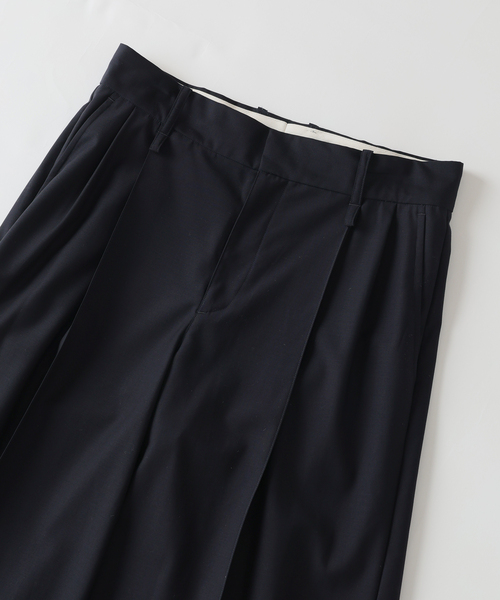 EDIFICE(エディフィス)の「Hedie.+Double-Pleated Trousers(スラックス・メンズ・チャコールグレー・2/3)」の2枚目の写真