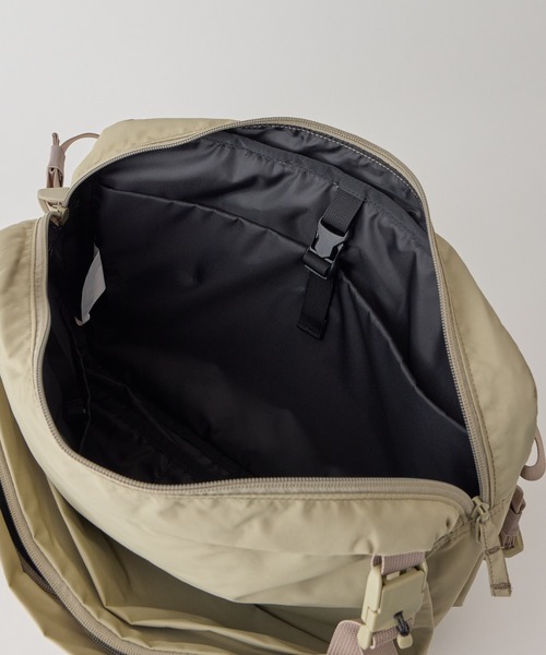 WILD THINGS(ワイルドシングス)の「上着も挟める万能ギミック【WILD THINGS】METROPOLIS MESSENGER リサイクル素材 メッセンジャーバッグ(メッセンジャーバッグ・レディース・ブラック/ベージュ・ONE SIZE)」の7枚目の写真