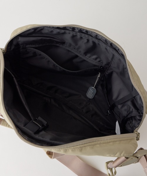 WILD THINGS(ワイルドシングス)の「上着も挟める万能ギミック【WILD THINGS】METROPOLIS MESSENGER リサイクル素材 メッセンジャーバッグ(メッセンジャーバッグ・レディース・ブラック/ベージュ・ONE SIZE)」の6枚目の写真
