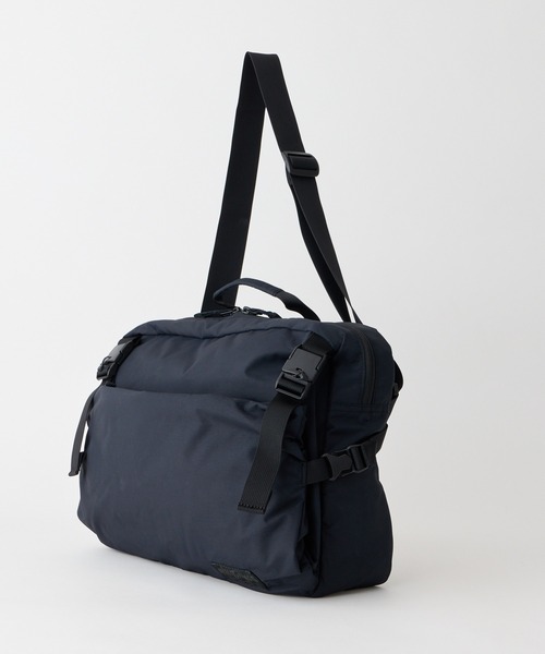 WILD THINGS(ワイルドシングス)の「上着も挟める万能ギミック【WILD THINGS】METROPOLIS MESSENGER リサイクル素材 メッセンジャーバッグ(メッセンジャーバッグ・レディース・ブラック/ベージュ・ONE SIZE)」の3枚目の写真