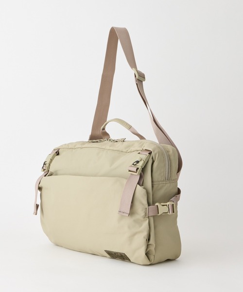 WILD THINGS(ワイルドシングス)の「上着も挟める万能ギミック【WILD THINGS】METROPOLIS MESSENGER リサイクル素材 メッセンジャーバッグ(メッセンジャーバッグ・レディース・ブラック/ベージュ・ONE SIZE)」の4枚目の写真