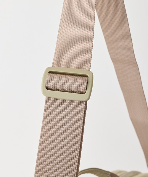 WILD THINGS(ワイルドシングス)の「上着も挟める万能ギミック【WILD THINGS】METROPOLIS MESSENGER リサイクル素材 メッセンジャーバッグ(メッセンジャーバッグ・レディース・ブラック/ベージュ・ONE SIZE)」の14枚目の写真