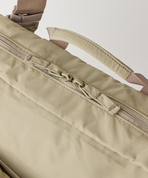WILD THINGS(ワイルドシングス)の「上着も挟める万能ギミック【WILD THINGS】METROPOLIS MESSENGER リサイクル素材 メッセンジャーバッグ(メッセンジャーバッグ・レディース・ブラック/ベージュ・ONE SIZE)」の17枚目の写真