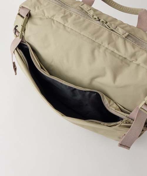 WILD THINGS(ワイルドシングス)の「上着も挟める万能ギミック【WILD THINGS】METROPOLIS MESSENGER リサイクル素材 メッセンジャーバッグ(メッセンジャーバッグ・レディース・ブラック/ベージュ・ONE SIZE)」の20枚目の写真