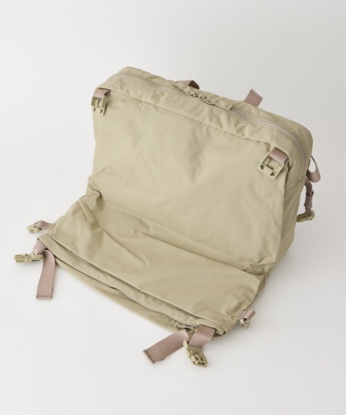 WILD THINGS(ワイルドシングス)の「上着も挟める万能ギミック【WILD THINGS】METROPOLIS MESSENGER リサイクル素材 メッセンジャーバッグ(メッセンジャーバッグ・レディース・ブラック/ベージュ・ONE SIZE)」の5枚目の写真