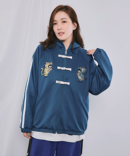 ScoLar（スカラー）の「363101：トラビル&ドラビル チャイナ風刺繍ブルゾン（ブルゾン・レディース・パープル/ブラック/グリーン・M）」の2枚目の写真