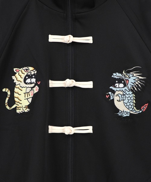 ScoLar（スカラー）の「363101：トラビル&ドラビル チャイナ風刺繍ブルゾン（ブルゾン・レディース・パープル/ブラック/グリーン・M）」の5枚目の写真