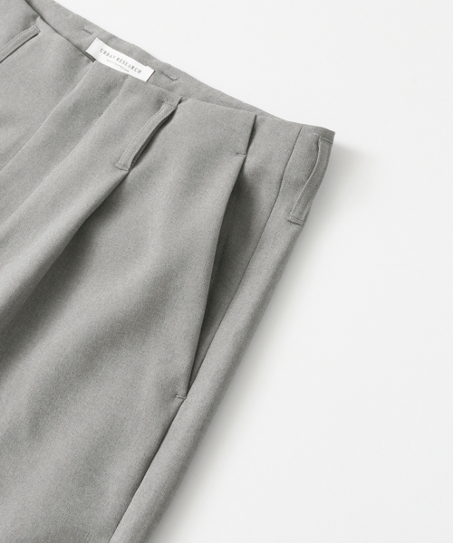 URBAN RESEARCH（アーバンリサーチ）の「UR PEトロピカルタックワイドパンツ（その他パンツ・メンズ・グレー/ブラック・LARGE/MEDIUM）」の4枚目の写真