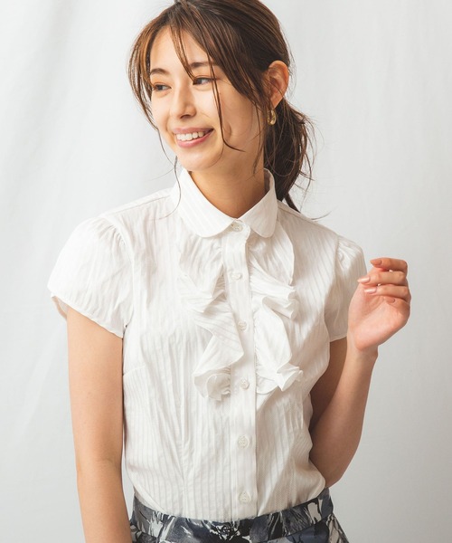 NARACAMICIE(ナラカミーチェ)の「サテンストライプフリル半袖シャツ(シャツ/ブラウス・レディース・ネイビー/ホワイト/ベージュ・MEDIUM/LARGE/SMALL)」の1枚目の写真