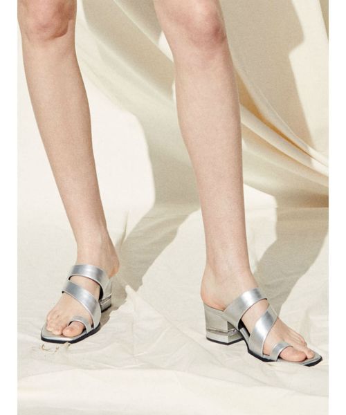 EVRIS（エヴリス）の「トングクリアヒールサンダル（サンダル・レディース・ブラック/シルバー・SMALL/MEDIUM/LARGE）」の2枚目の写真