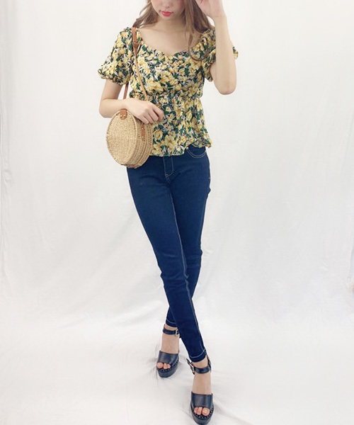 SPIGA（スピーガ）の「総花柄パフスリ裾フレアートップス（シャツ/ブラウス・レディース・レッド/イエロー・フリー）」の8枚目の写真