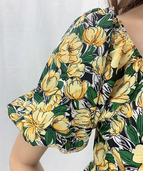 SPIGA（スピーガ）の「総花柄パフスリ裾フレアートップス（シャツ/ブラウス・レディース・レッド/イエロー・フリー）」の7枚目の写真