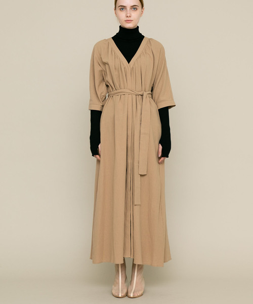 AKTE（アクテ）の「【AKTE(アクテ)】STUDIOUS別注Vネックボリュームワンピース 119304100（ワンピース・レディース・ベージュ/ラベンダー・FREE）」の13枚目の写真