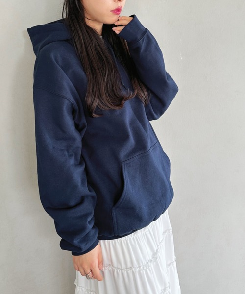 GILDAN（ギルダン）の「GILDAN(ギルダン) / スーパーオーバー サイズ展開多数 コットン無地　プルオーバーパーカー スウェットフーディー（パーカー・レディース・カーキ/杢グレー/グリーン系その他/ロイヤルブルー/マルーン/ライトピンク/パープル/ホワイト/ブラック/オレンジ/ゴールド/レッド/ネイビー/サックスブルー/サンドベージュ/ダークグリーン/ラベンダー/ダークブラウン/アッシュグレー/チャコールグレー/ミント・L/XL/M/S）」の12枚目の写真