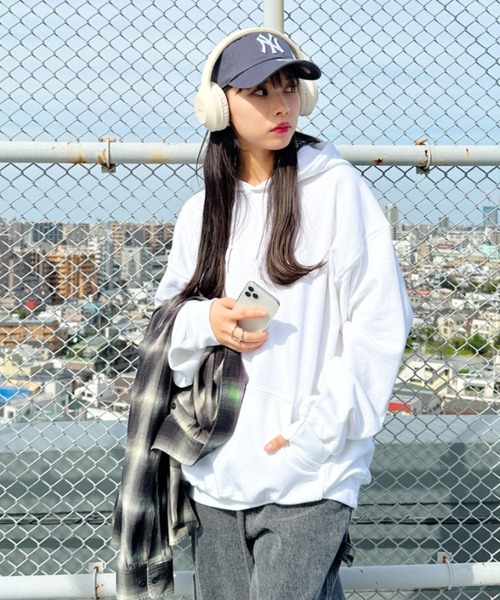 GILDAN（ギルダン）の「GILDAN(ギルダン) / スーパーオーバー サイズ展開多数 コットン無地　プルオーバーパーカー スウェットフーディー（パーカー・レディース・カーキ/杢グレー/グリーン系その他/ロイヤルブルー/マルーン/ライトピンク/パープル/ホワイト/ブラック/オレンジ/ゴールド/レッド/ネイビー/サックスブルー/サンドベージュ/ダークグリーン/ラベンダー/ダークブラウン/アッシュグレー/チャコールグレー/ミント・L/XL/M/S）」の22枚目の写真