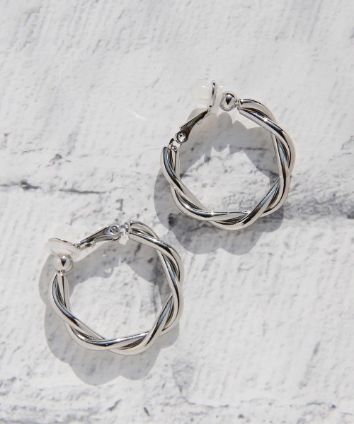 colleca la（コレカラ）の「ツイストラインのフープピアス・イヤリング（ピアス（両耳用）・レディース・シルバー系その他/シルバー系その他2/ゴールド系その他/ゴールド系その他2・FREE）」の3枚目の写真