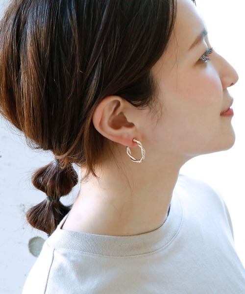colleca la（コレカラ）の「ツイストラインのフープピアス・イヤリング（ピアス（両耳用）・レディース・シルバー系その他/シルバー系その他2/ゴールド系その他/ゴールド系その他2・FREE）」の5枚目の写真
