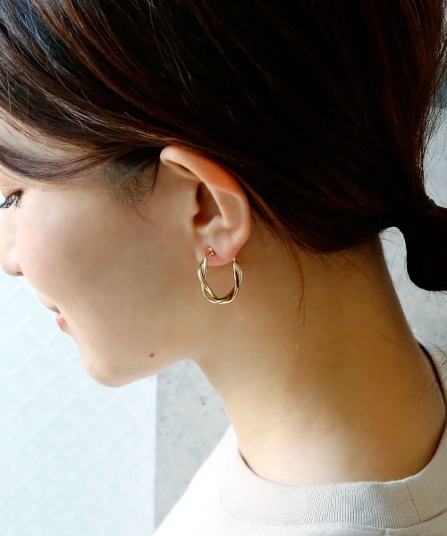 colleca la（コレカラ）の「ツイストラインのフープピアス・イヤリング（ピアス（両耳用）・レディース・シルバー系その他/シルバー系その他2/ゴールド系その他/ゴールド系その他2・FREE）」の6枚目の写真