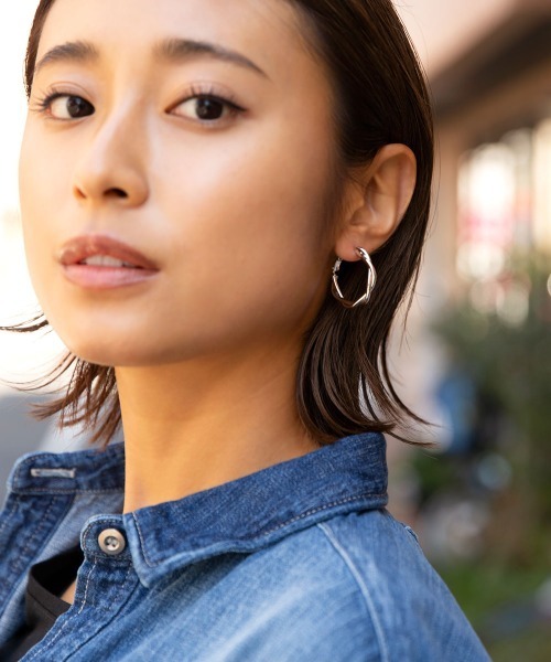 colleca la（コレカラ）の「ツイストラインのフープピアス・イヤリング（ピアス（両耳用）・レディース・シルバー系その他/シルバー系その他2/ゴールド系その他/ゴールド系その他2・FREE）」の7枚目の写真