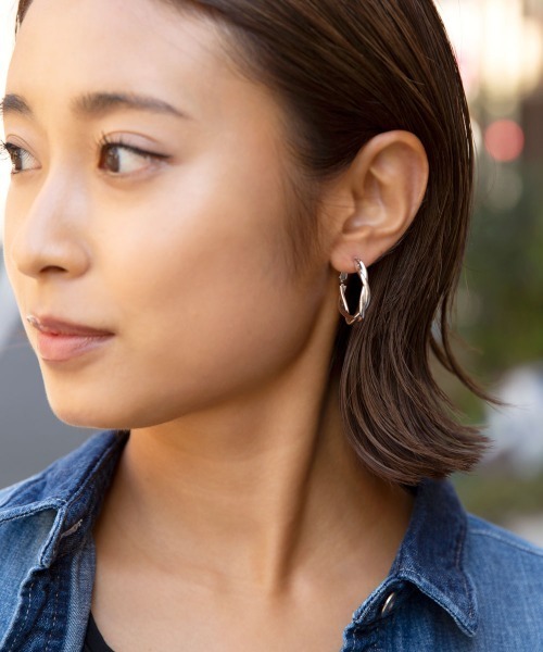 colleca la（コレカラ）の「ツイストラインのフープピアス・イヤリング（ピアス（両耳用）・レディース・シルバー系その他/シルバー系その他2/ゴールド系その他/ゴールド系その他2・FREE）」の8枚目の写真