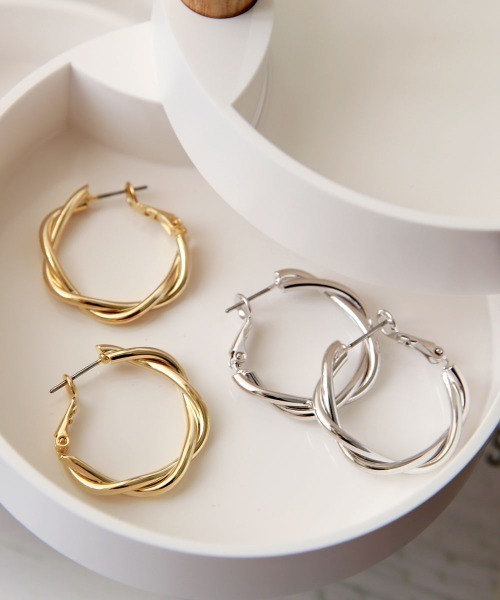 colleca la（コレカラ）の「ツイストラインのフープピアス・イヤリング（ピアス（両耳用）・レディース・シルバー系その他/シルバー系その他2/ゴールド系その他/ゴールド系その他2・FREE）」の9枚目の写真