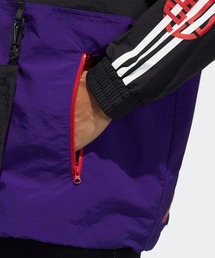 adidas（アディダス）の「CNY ハーフジップ ウインドブレーカー