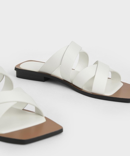 CHARLES & KEITH(チャールズ & キース)の「クロスオーバー フラット / Crossover Flats(サンダル・レディース・ホワイト/ブラック/ダークブラウン/ブルー・22.5cm/23cm/23.5cm/24.5cm/25cm/25.5cm)」の15枚目の写真