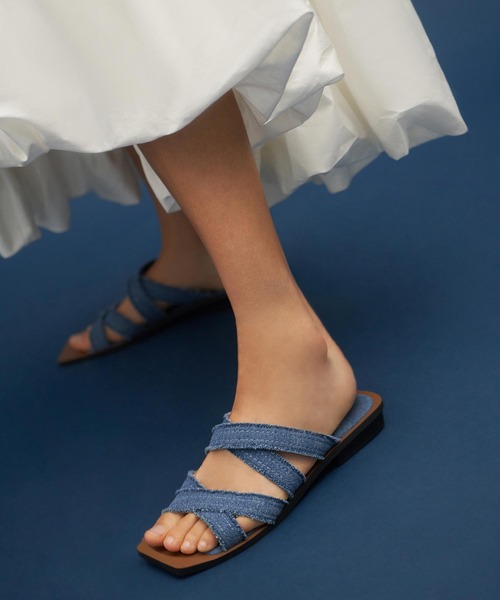 CHARLES & KEITH(チャールズ & キース)の「クロスオーバー フラット / Crossover Flats(サンダル・レディース・ホワイト/ブラック/ダークブラウン/ブルー・22.5cm/23cm/23.5cm/24.5cm/25cm/25.5cm)」の17枚目の写真
