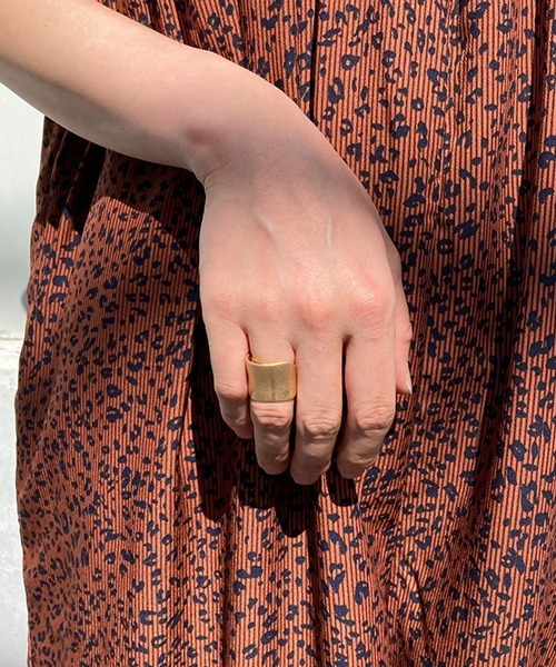 Factor=(ファクターイコール)の「ニュアンスワイドリング(リング・レディース・アンティークゴールド/アンティークシルバー・FREE)」の2枚目の写真