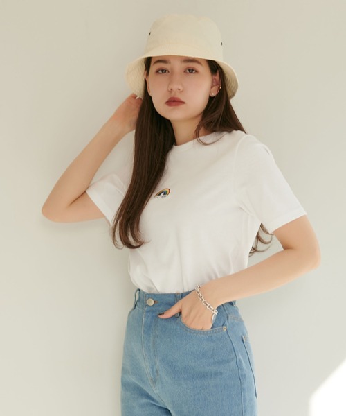 TINA：JOJUN（ティーナジョジュン）の「レインボー刺繍Tシャツ