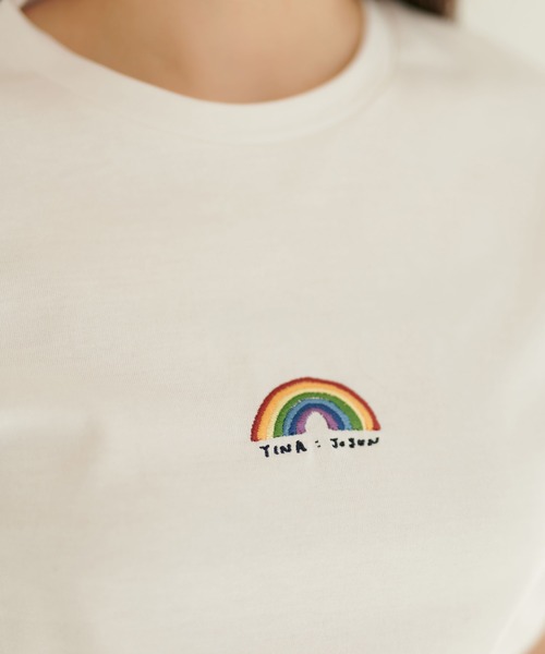 TINA：JOJUN（ティーナジョジュン）の「レインボー刺繍Tシャツ TINA