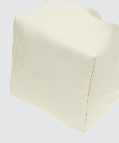 JIL SANDER（ジルサンダー）の「DRAWSTRING SM CR　BODY（ショルダーバッグ・レディース・オフホワイト/ブラック・U）」の4枚目の写真