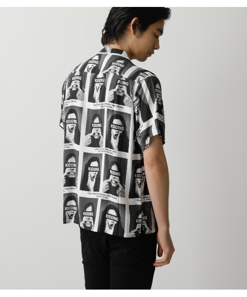 AZUL by moussy（アズールバイマウジー）の「PERSON GRAPHIC SHIRT/パーソングラフィックシャツ（シャツ/ブラウス・メンズ・ホワイト系その他/ブラック系その他・MEDIUM/LARGE/SMALL）」の5枚目の写真