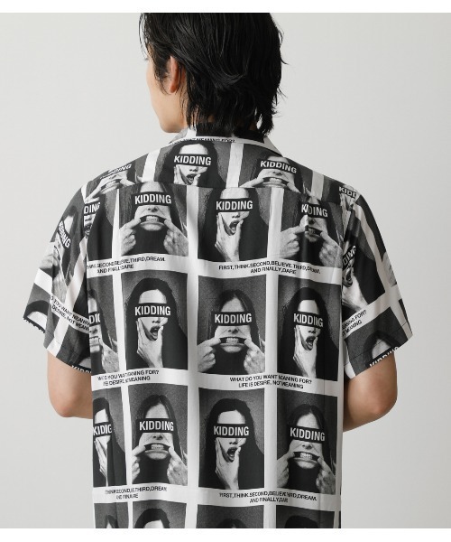 AZUL by moussy（アズールバイマウジー）の「PERSON GRAPHIC SHIRT/パーソングラフィックシャツ（シャツ/ブラウス・メンズ・ホワイト系その他/ブラック系その他・MEDIUM/LARGE/SMALL）」の6枚目の写真