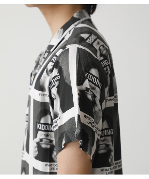 AZUL by moussy（アズールバイマウジー）の「PERSON GRAPHIC SHIRT/パーソングラフィックシャツ（シャツ/ブラウス・メンズ・ホワイト系その他/ブラック系その他・MEDIUM/LARGE/SMALL）」の12枚目の写真