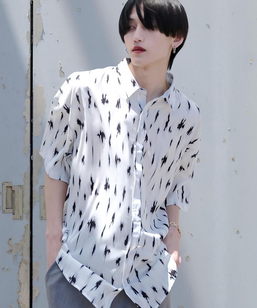 G.O.C(ジーオーシー)の「マルチパターンオーバーサイズ半袖ドルマンシャツ(シャツ/ブラウス・メンズ・レオパード/ホワイト系その他/ブラック系その他/ホワイト系その他2/ブラック系その他2/パイソン/その他1/その他2/その他3/ワイン/ブルー/パープル/その他4/その他5/ブルー系その他/ホワイト・FREE)」の2枚目の写真