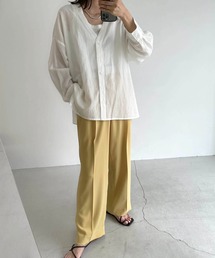 via j(ヴィアジェイ) コットンリネンVネックシャツ