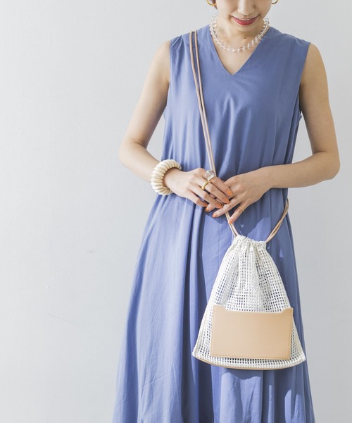 URBAN RESEARCH(アーバンリサーチ)の「メッシュ巾着バッグ(ショルダーバッグ・レディース・ブラック/カーキ/アイボリー・-)」の2枚目の写真