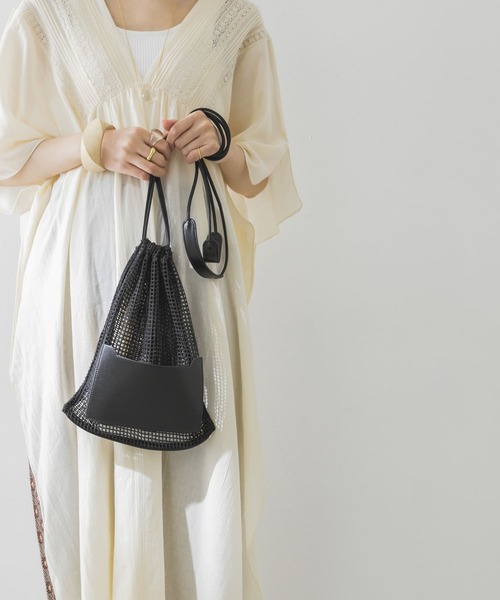 URBAN RESEARCH(アーバンリサーチ)の「メッシュ巾着バッグ(ショルダーバッグ・レディース・ブラック/カーキ/アイボリー・-)」の3枚目の写真