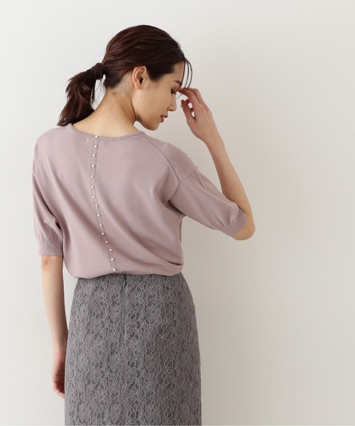 NATURAL BEAUTY BASIC（ナチュラルビューティーベーシック）の「バックパールボタンニット/0171270800（ニット/セーター・レディース・ブラック/オフホワイト/ピンク・MEDIUM）」の3枚目の写真