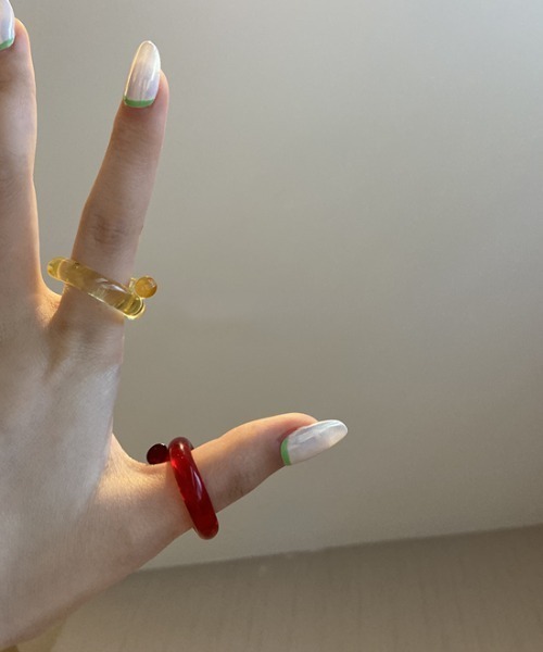 KOR(ケーオーアール)の「クリア ツイストカラーリング(リング・レディース・ブラウン/グリーン/イエロー/レッド/クリア・S/M)」の4枚目の写真