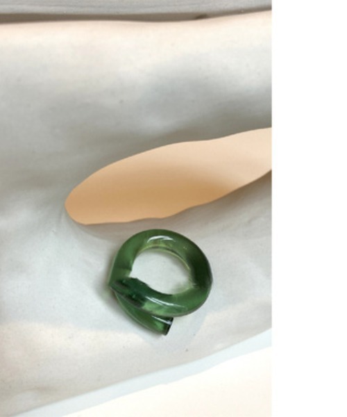 KOR(ケーオーアール)の「クリア ツイストカラーリング(リング・レディース・ブラウン/グリーン/イエロー/レッド/クリア・S/M)」の3枚目の写真