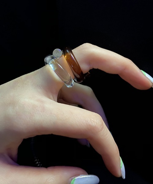 KOR(ケーオーアール)の「クリア ツイストカラーリング(リング・レディース・ブラウン/グリーン/イエロー/レッド/クリア・S/M)」の1枚目の写真